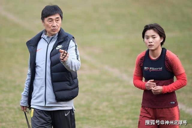 姆巴佩与登贝莱之间的口水战引发球迷热议